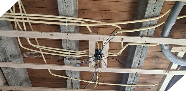 Electraleidingen in plafond